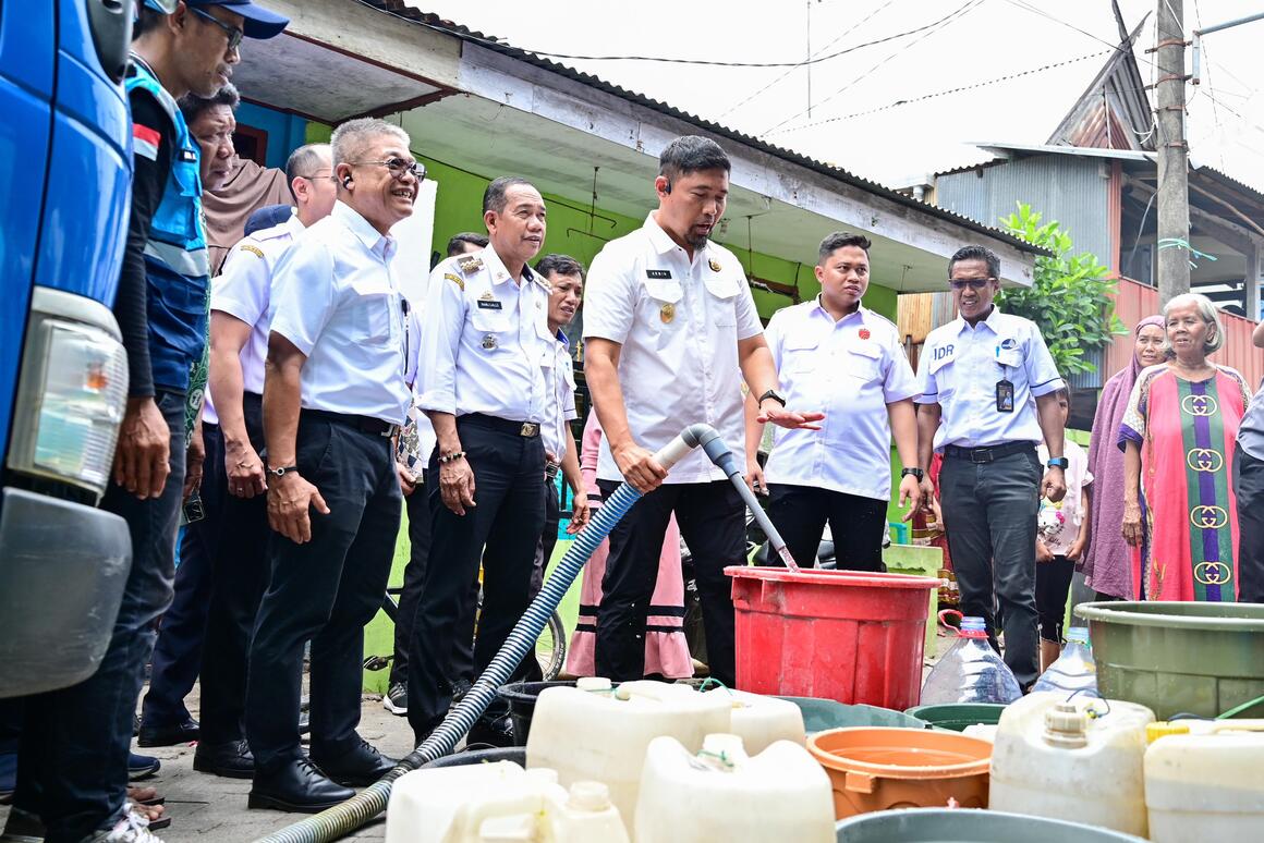 Didampingi Dirut PDAM Makassar, Pjs Wali Kota Andi Arwin Bagikan Air dari Mobil Tangki ke Warga Terdampak Kemarau